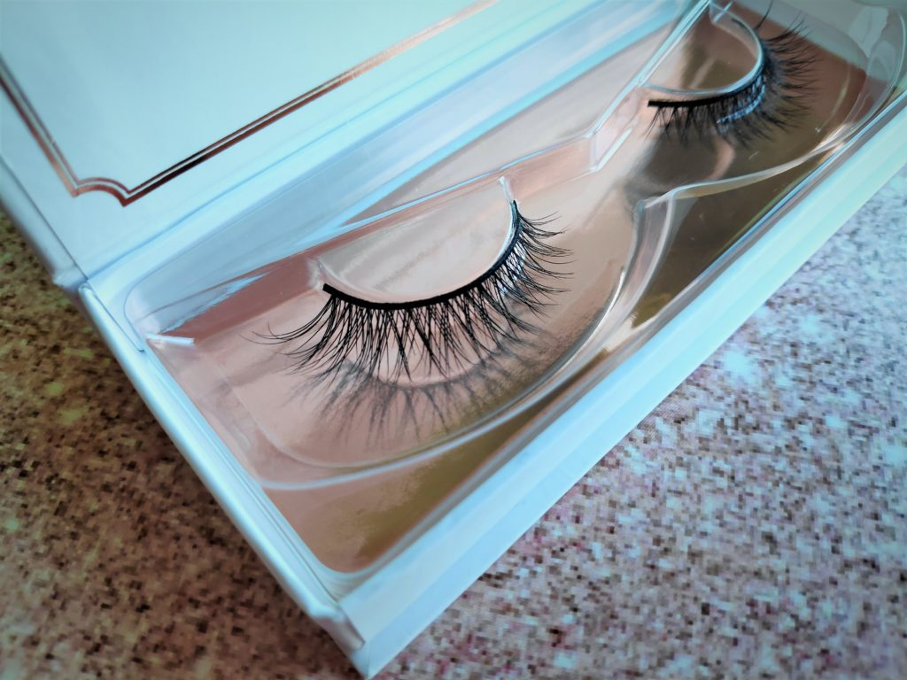 Esqido Mink False Eyelashes in Radiance are the most natural looking lashes that make our eyes look bigger and lifted.