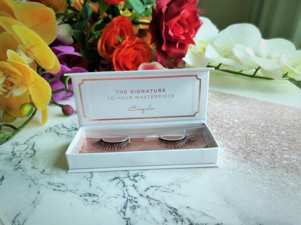 The beautiful Esqido Mink False Eyelashes are meticulously handcrafted with premium mink hairs and a soft cotton band. These make our eyes look bigger and open. 