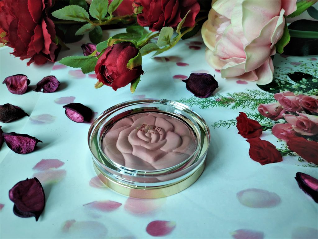 The packaging of Milani Rose Powder blush is very pretty with golden base and clear lid. 
