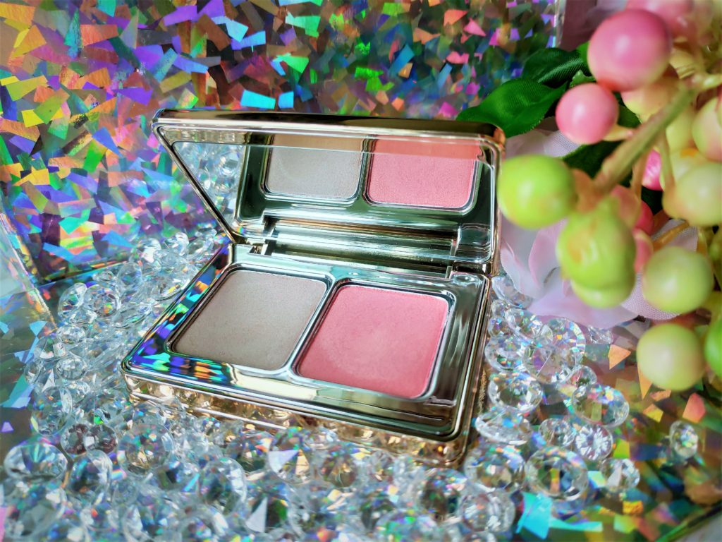 A mini compact that's perfect for giving cheeks the ultimate pop of color and glow on-the-go.﻿ This Mini Blush and Glow compact includes the iconic Natasha Denona All Over glowin shade 1, as well as golden coral blush shade, which is suitable for every skin tone. ﻿