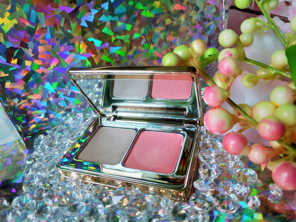 A mini compact that's perfect for giving cheeks the ultimate pop of color and glow on-the-go.﻿ This Mini Blush and Glow compact includes the iconic Natasha Denona All Over glowin shade 1, as well as golden coral blush shade, which is suitable for every skin tone. ﻿