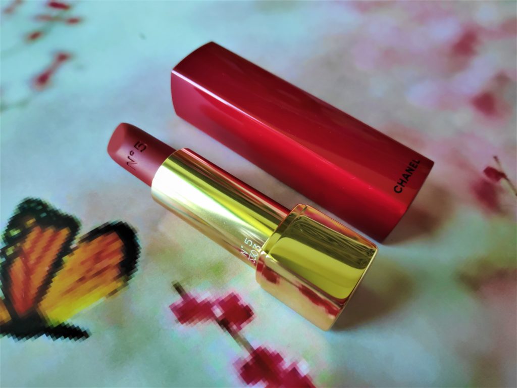 Chanel No.5 Rouge Allure Velvet Lipstick is a slightly cool tone red. 