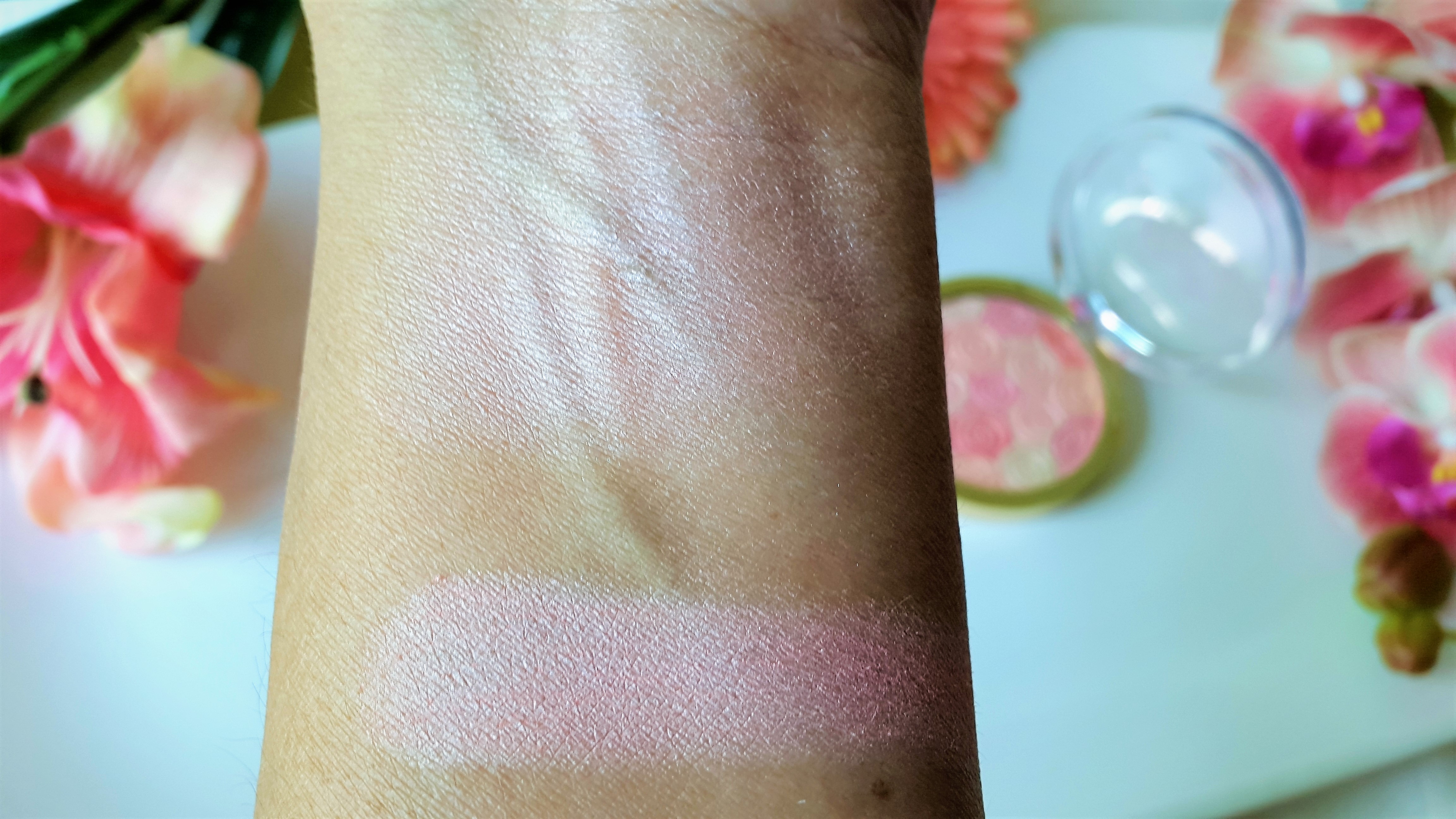 Milani Illuminating face Powder 03 Beauty's Touch Swatch