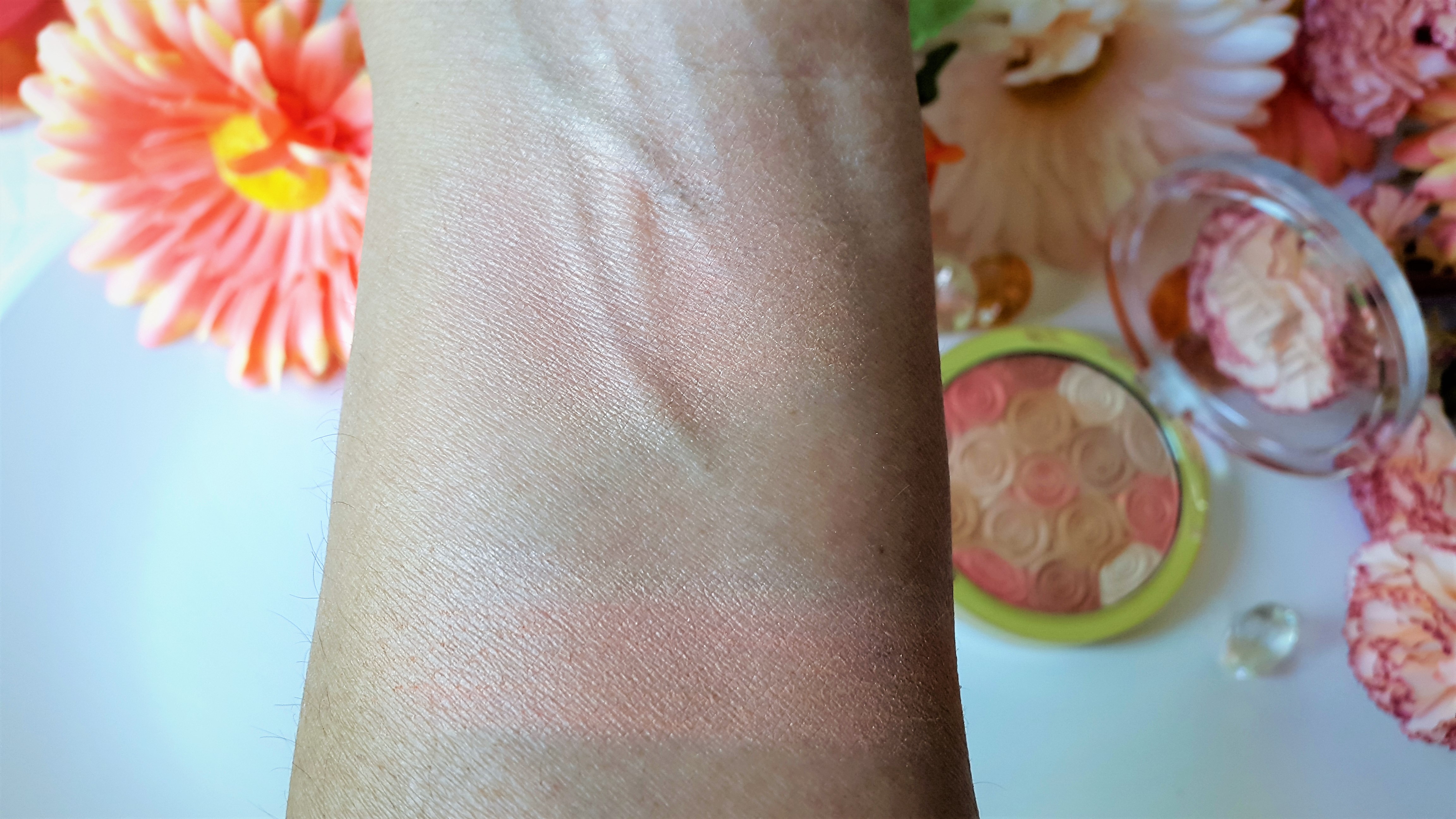 Milani Illuminating Face Powder 01 Amber Nectar Swatch