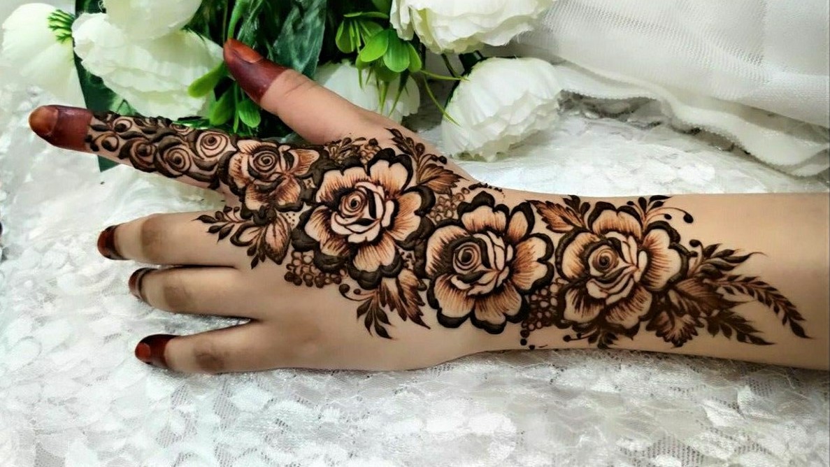 In Love 😍🌹 The Rose Gajra I Made Compliments The Henna Design So Wel... |  TikTok