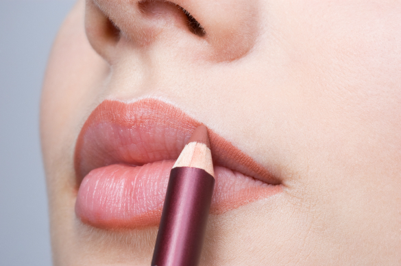 How to apply lipstick to make lips look fuller