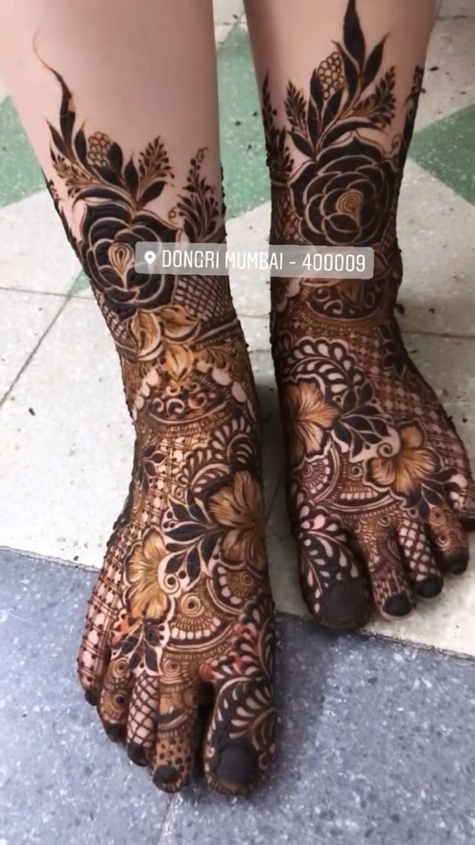 Premium Photo | Popular mehndi designs for legs or legs painted with mehandi  ind