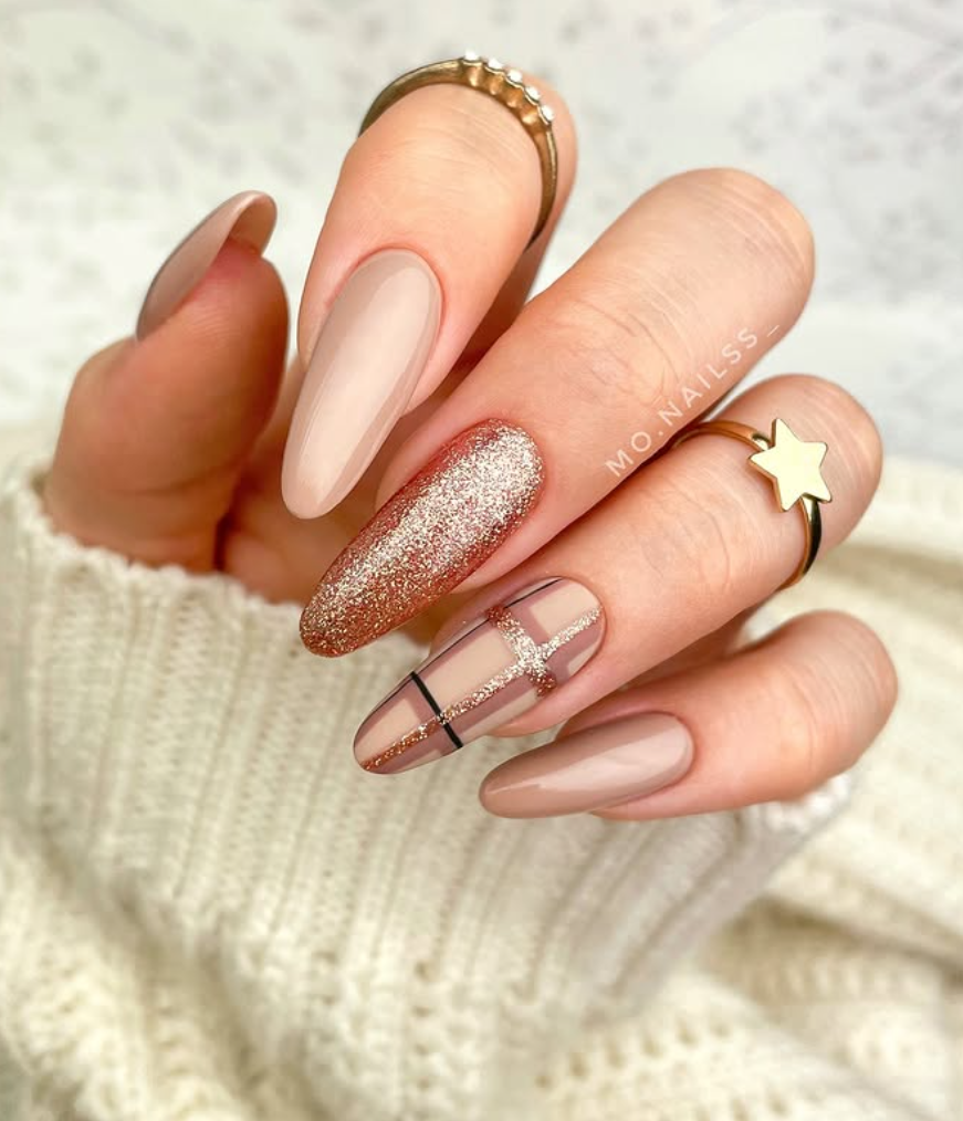 Sparkly glitter nails for fall 2025