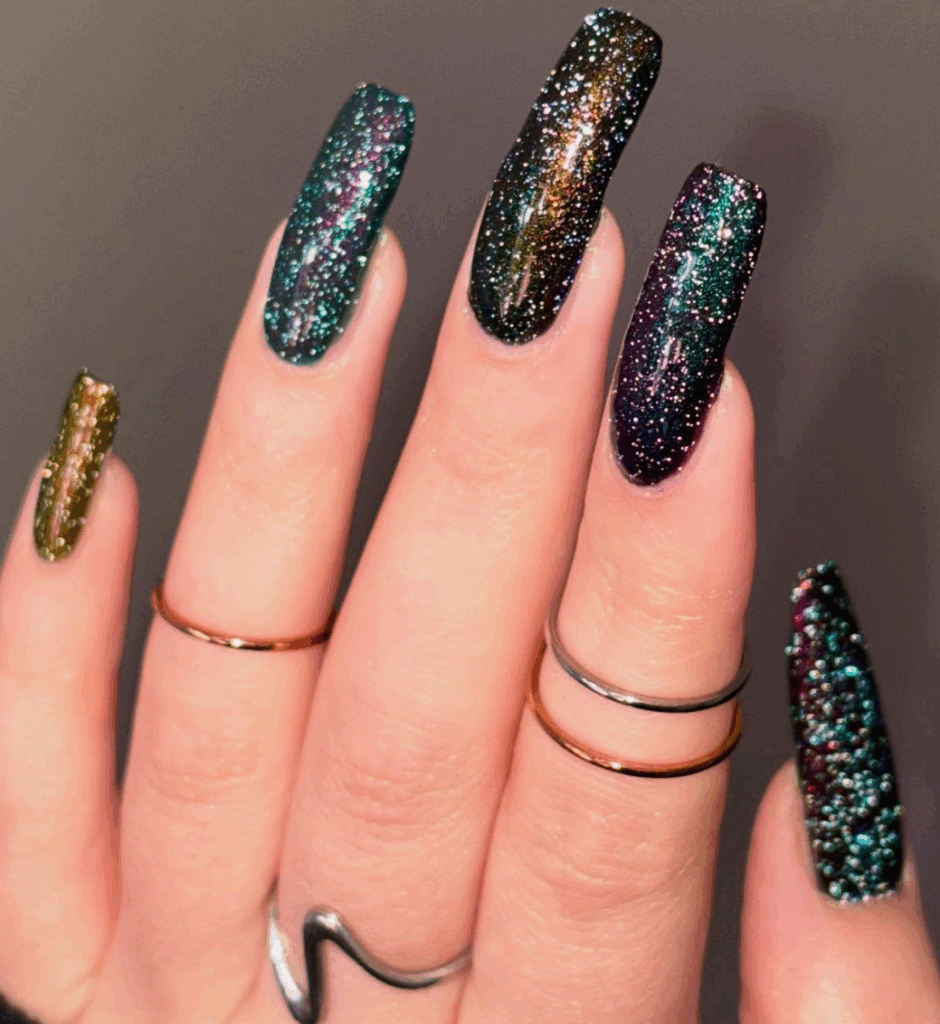 Sparkly glitter nails for fall 2025