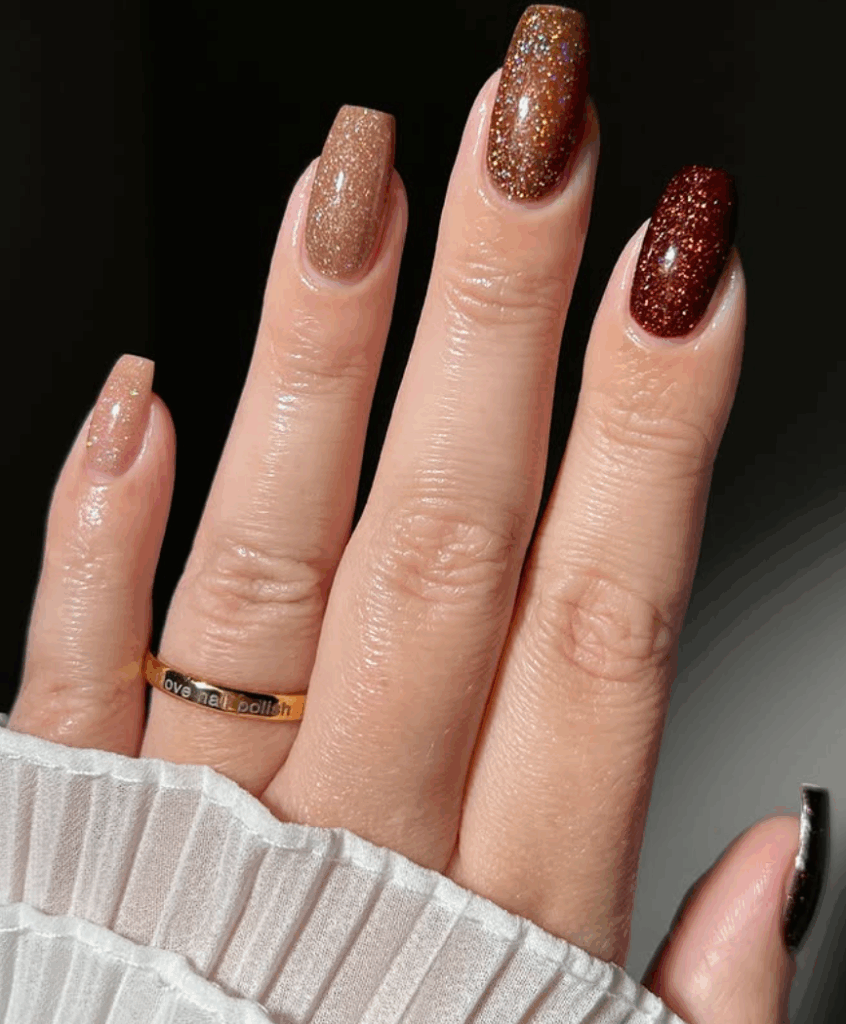 Sparkly glitter nails for fall 2025